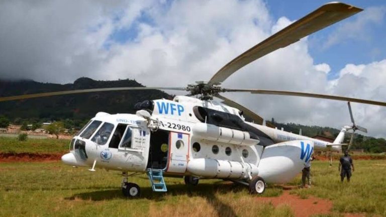 un hélicoptère a suspendu ses vo