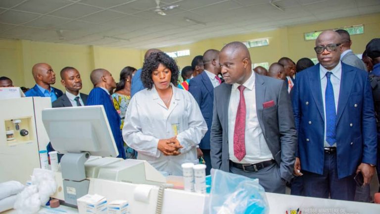 Muhindo Nzangi inaugure le nouveau bâtiment de la faculté de médecine de l'Université Kasa-Vubu