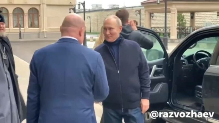 Vladimir Poutine en voiture en Ukraine