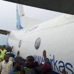 Un avion de la compagnie aérienne Air Kasaï, un Fokker 50