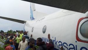 Un avion de la compagnie aérienne Air Kasaï, un Fokker 50