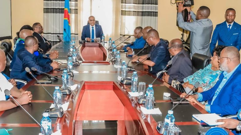 Projet ferroviaire Uvinza-Gitega-Uvira-Kindu Théo Kasi s'est entretenu avec les ambassadeurs tanzaniens en RDC et Burundi