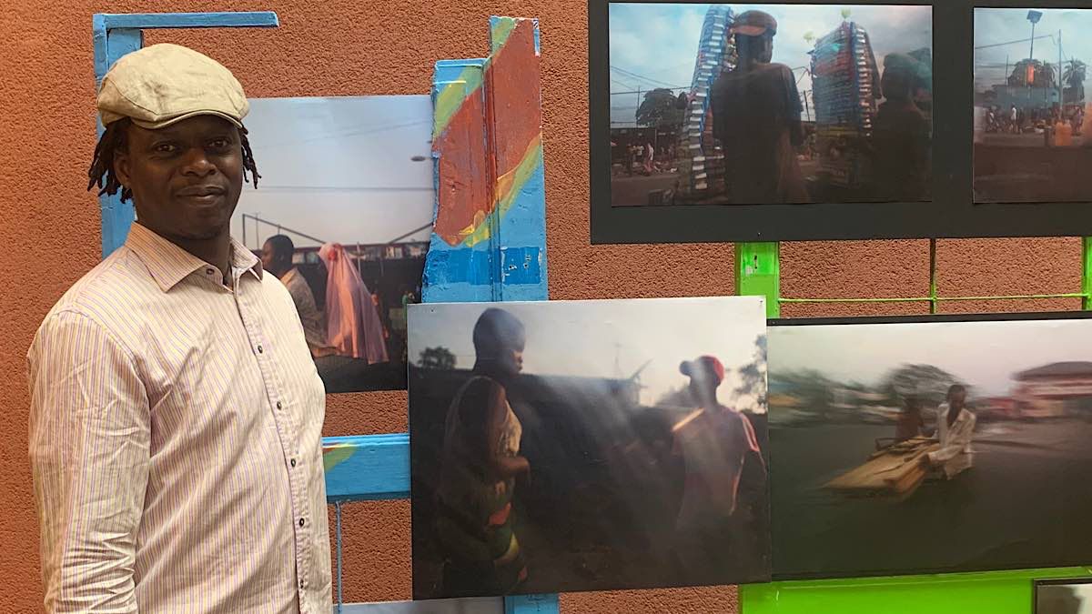 “Congo Mania” : Freddy Mutombo dévoile les liens complexes entre le Congo et la Belgique à travers son exposition à Bruxelles