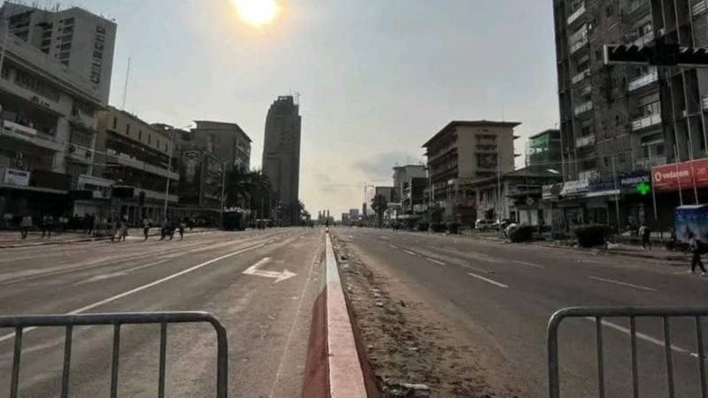 Kinshasa au jour du sit-in de l'opposition, la police a barricadé les abords du siège de la CENI