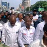 Sit-in devant de l'opposition les manifestants de l'opposition bloqués de traverser les barrières par la police à quelques du siège de la CENI