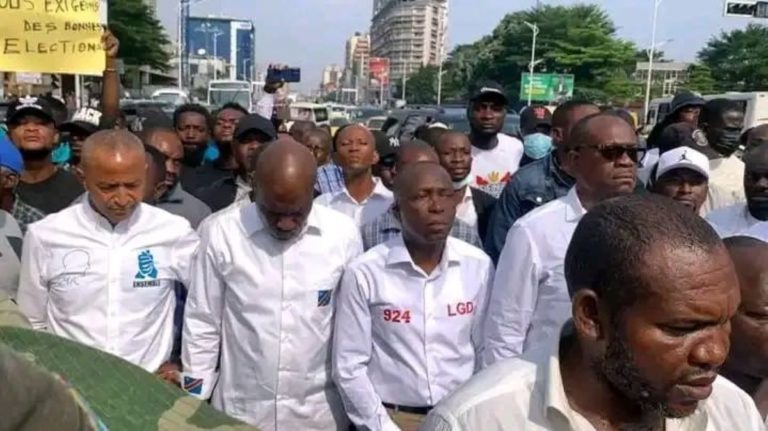 Sit-in devant de l'opposition les manifestants de l'opposition bloqués de traverser les barrières par la police à quelques du siège de la CENI