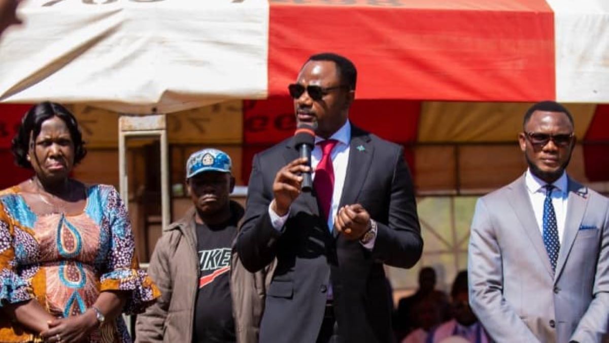 Ministre Tony Mwaba offre 150 0 à Lubumbashi