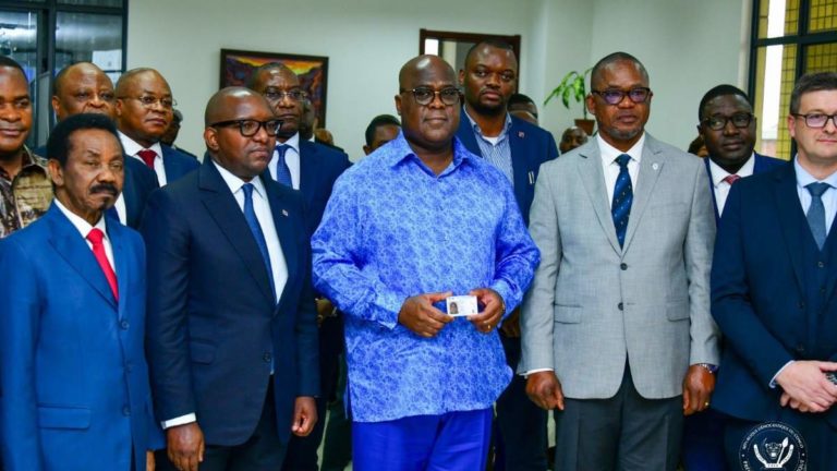 RDC Délivrance des Premières Cartes d'Identité Après Quarante Ans, Tshisekedi Reçoit le Premier Exemplaire