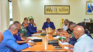 La Réponse de Kinshasa à la Hausse des Enlèvements Patrouilles Mixtes et Points de Contrôle Dans le contexte actuel d'escalade de la criminalité urbaine à Kinshasa, en particulier des incidents d'enlèvement, une importante réunion du Conseil Provincial de Sécurité s'est tenue. La réunion, présidée par Gentiny Ngobila