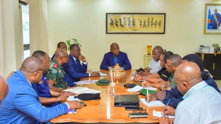 La Réponse de Kinshasa à la Hausse des Enlèvements Patrouilles Mixtes et Points de Contrôle Dans le contexte actuel d'escalade de la criminalité urbaine à Kinshasa, en particulier des incidents d'enlèvement, une importante réunion du Conseil Provincial de Sécurité s'est tenue. La réunion, présidée par Gentiny Ngobila