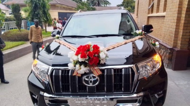 RDC : Félix Tshisekedi Offre une Jeep TX à Jossart Nyoka Longo pour Son 70e Anniversaire