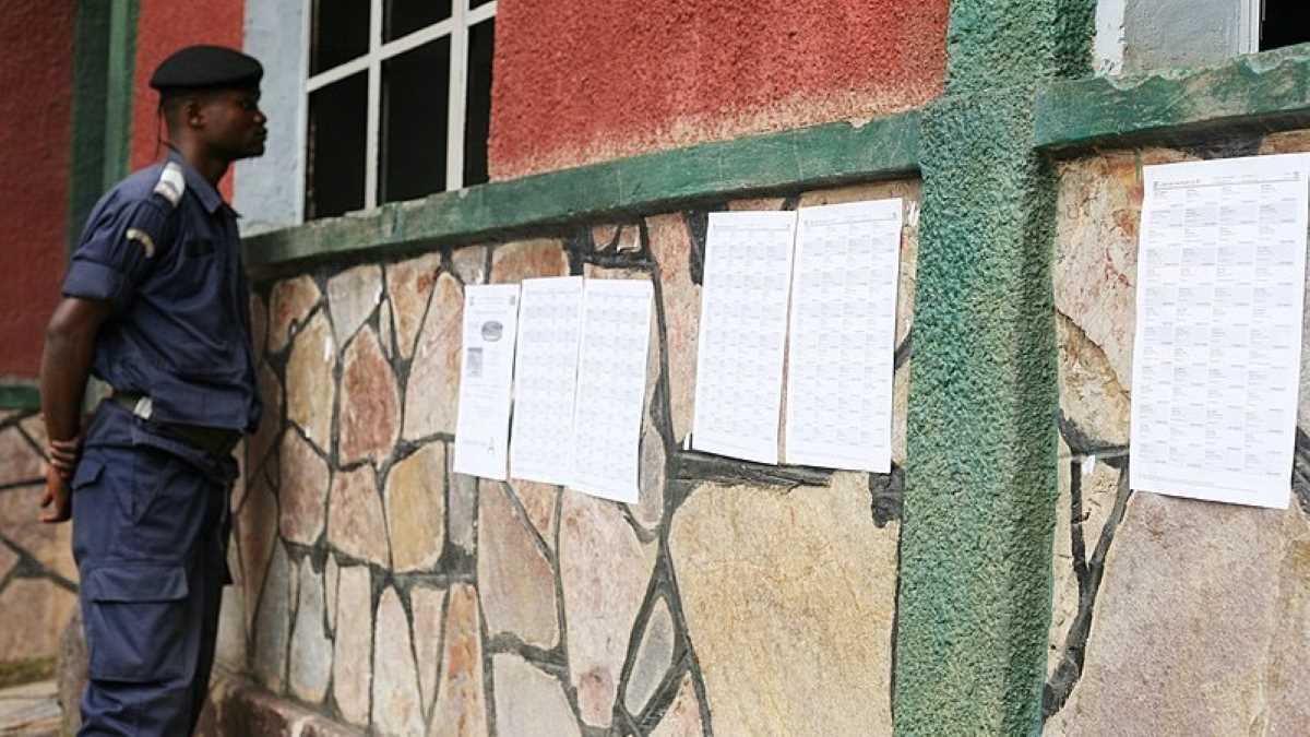 Un Agent De Police Suveille Un Bureau De Vote A Mbuji Mayi 6477055295