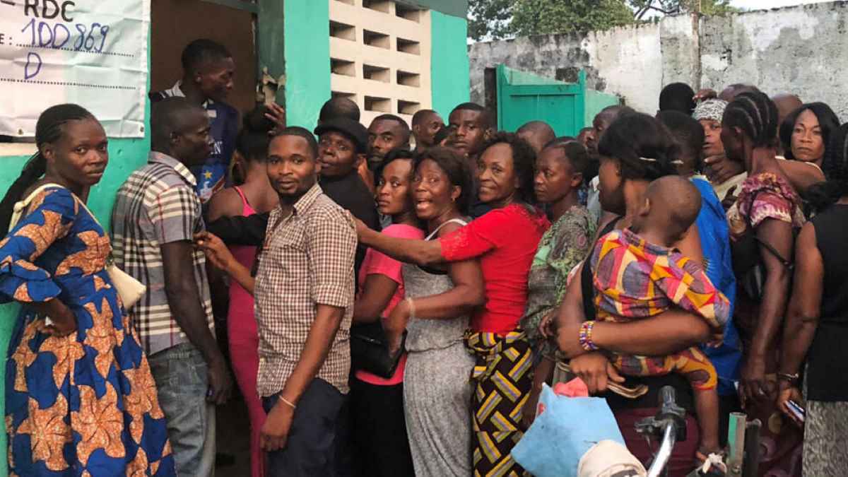 electeurs-devant-un-bureau-de-vote-a-kinshasa_0 Elections RDC
