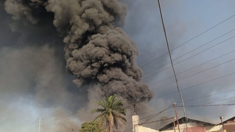 Incendie LIMETE majeur aux entrepôts de Plastico Do Sol