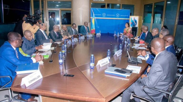 Cité du Fleuve entre l'État et Hawkwood