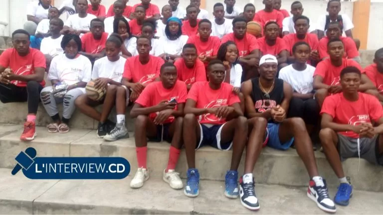 L’International Bismarck Biyombo et les jeunes basketteurs de Goma