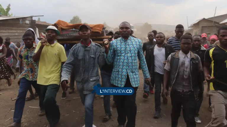 Nyiragongo Nord-Kivu Goma à marcher avec les corps sans vie des personnes assassinées