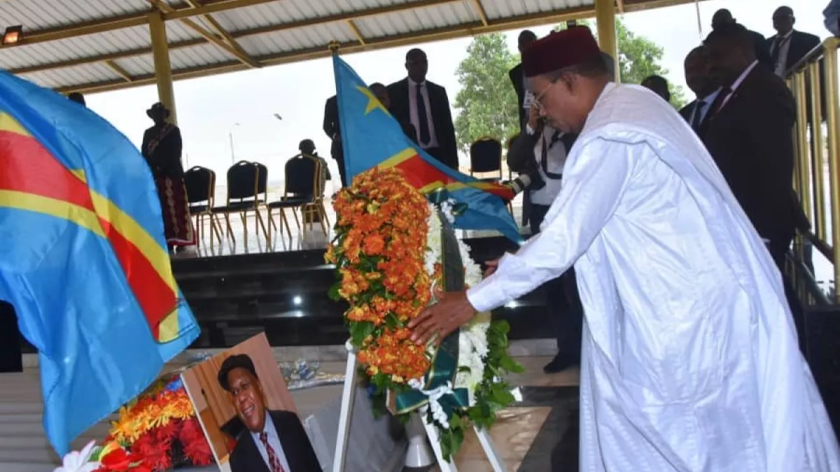 RDC: le président Mahamadou Issoufou a déposé une gerbe de fleurs au mausolée de feu Étienne Tshisekedi wa Mulumba