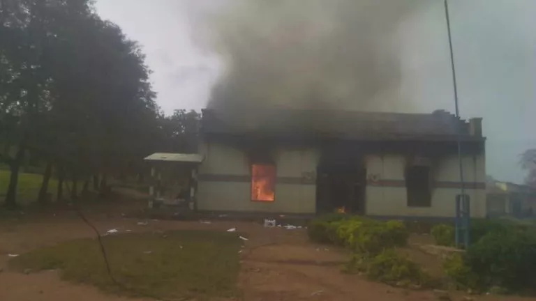 Mairie en feu à Beni
