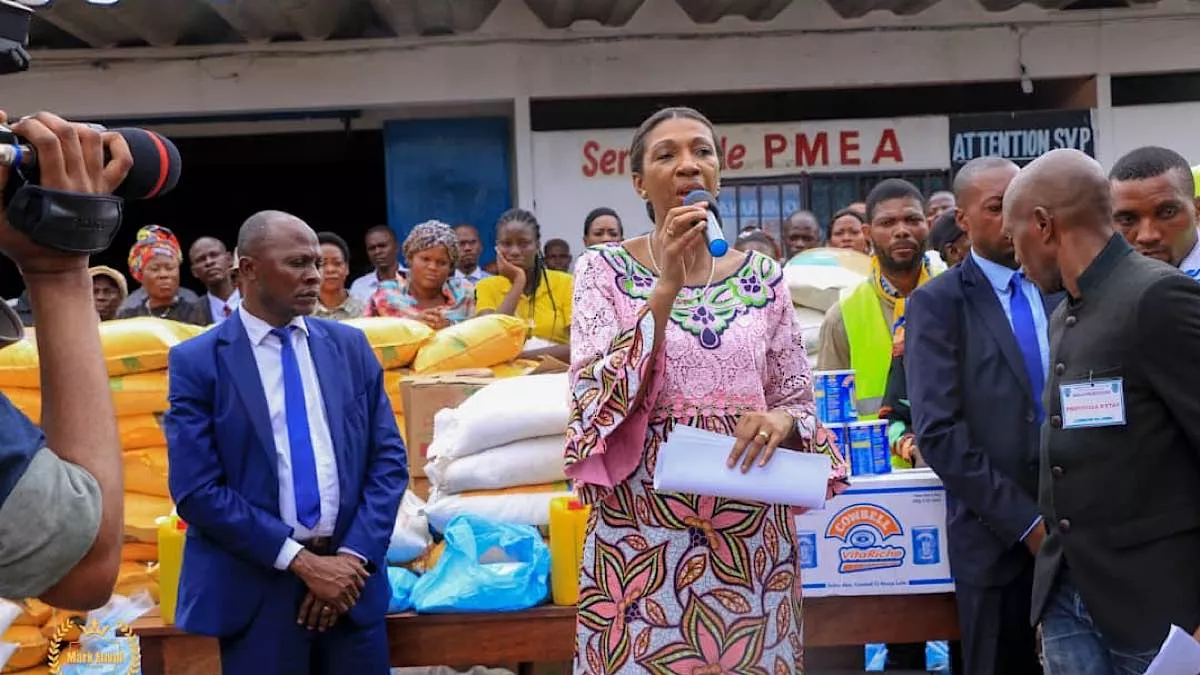 Kinshasa : Jeanine mabunda et la ligue des femmes du PPRD volent au secours des sinistrés de Lemba