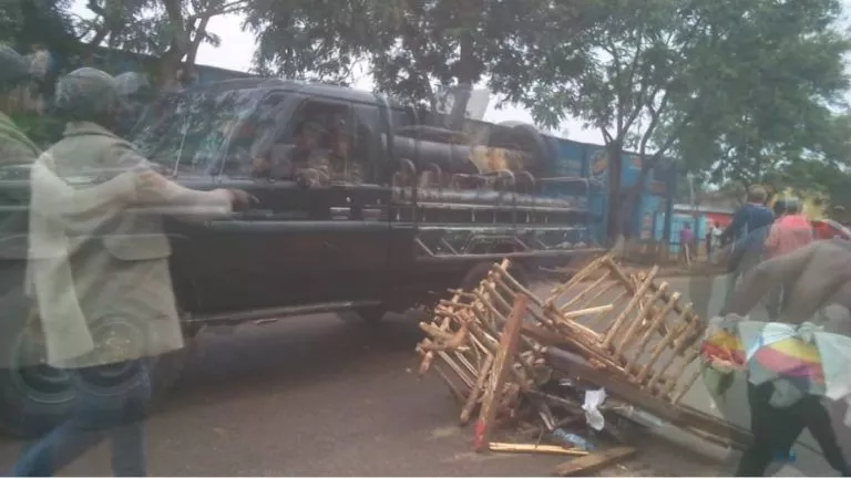 Beni un policier tué puis brûlé par la population