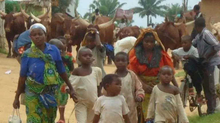 Beni Mantumbi et Mamove se vident