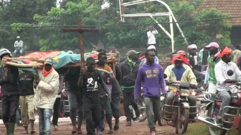 Beni une femme enceinte tuée et son fils grièvement blessé