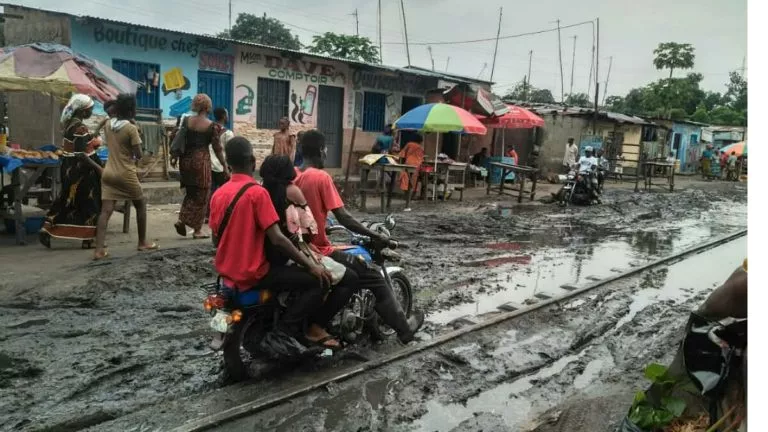 Kinshasa Après la pluie , les usagers de la route de la paix peinent à circuler