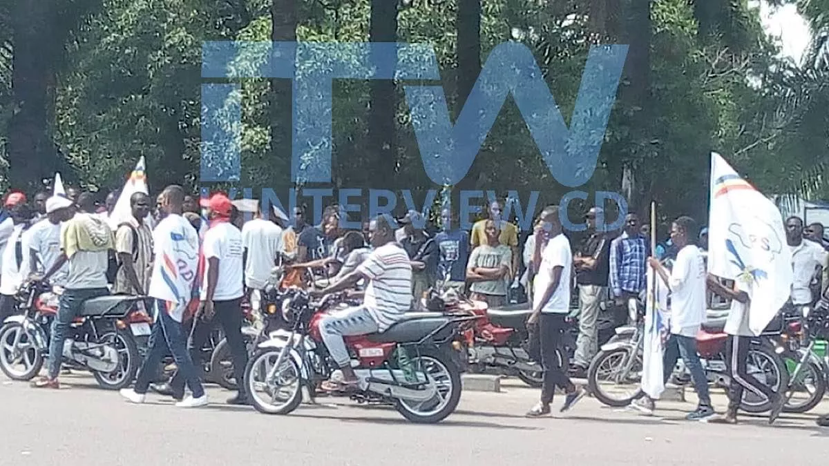 Place de l’échangeur : Les militants du PALU et de l’UDPS digèrent mal l’arrivée de Fayulu et Muzito pour s’incliner au monument de Lumumba