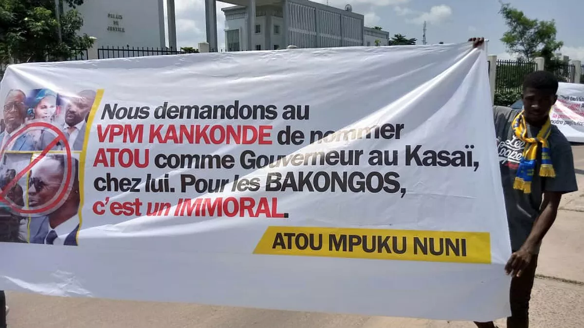 Kinshasa : Un groupe des jeunes du FCC manifestent devant le palais de la justice pour exiger le départ d’Atou Matubuana