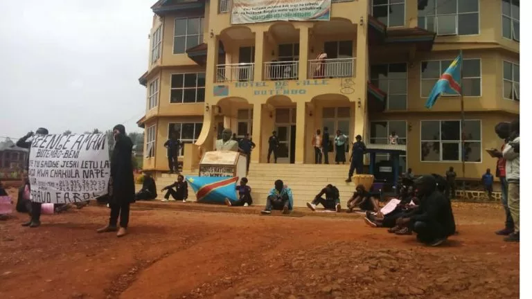 un groupe des jeunes dans la rue pour soutenir les FARDC