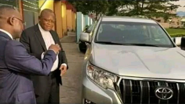 Fridolin Ambongo a reçu , la jeep promise par l'autorité morale du FCC