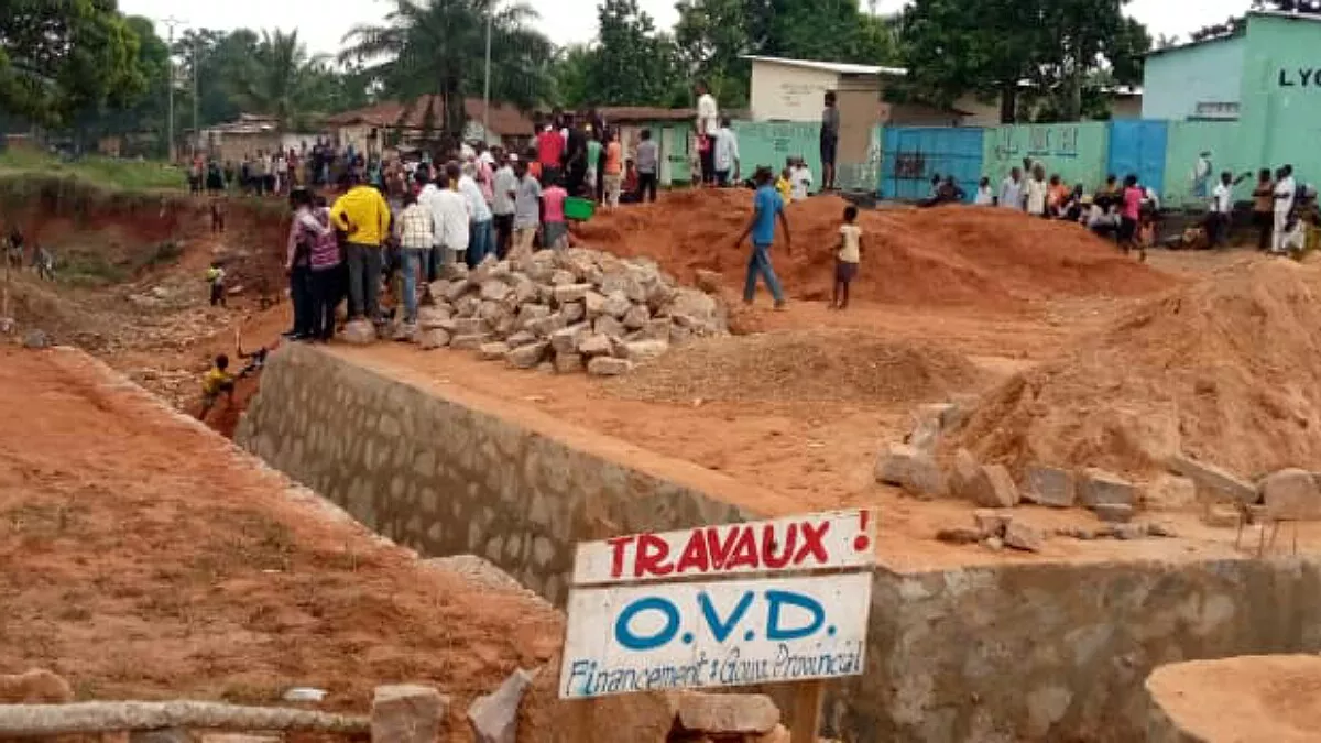Mbujimayi : Les travaux financés par le gouvernement provincial sur l’avenue Monseigneur Nkongolo aux arrêts