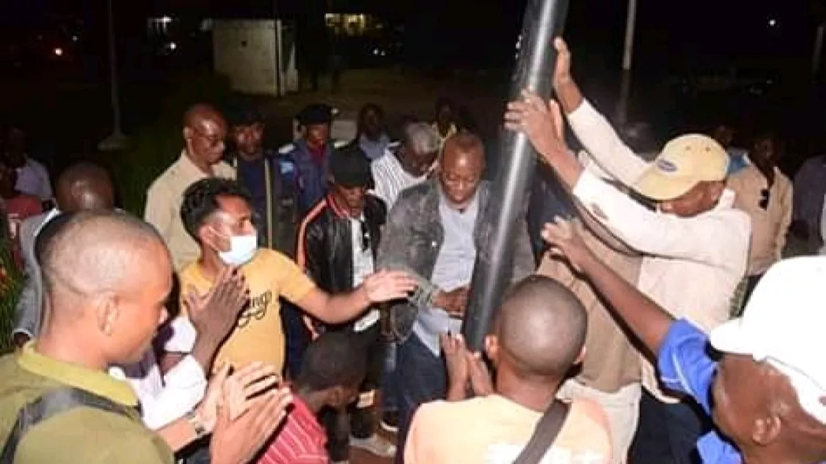Mbuji-mayi : le gouverneur Maweja a lancé les travaux d’installation des poteaux pour l’éclairage public
