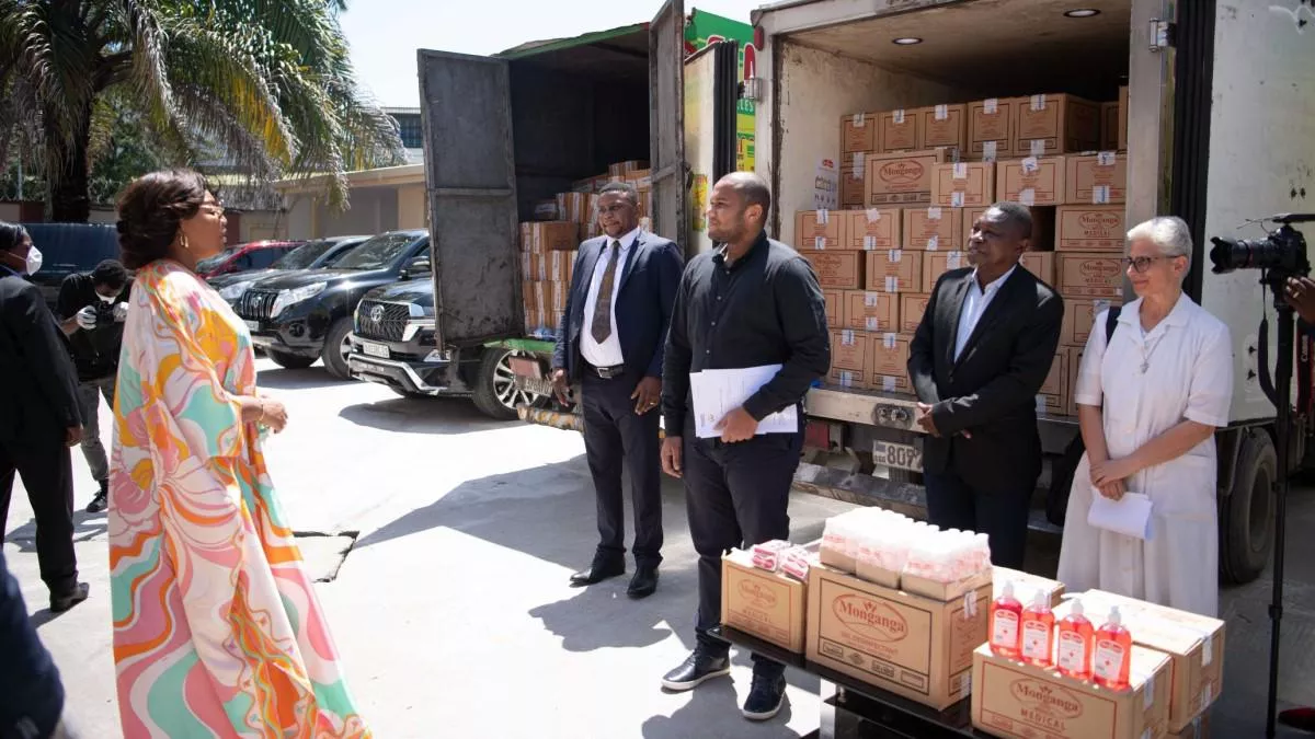 Coronavirus Covid 19 : la Fondation Denise Tshisekedi offre des produits détergents à plusieurs hôpitaux