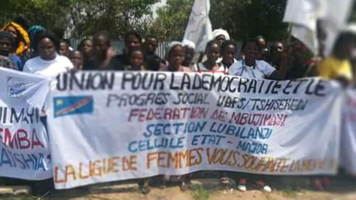 Arrivée D. Nyakeru à Mbuji-mayi : sous un soleil accablant, la population s’amasse à l’aéroport