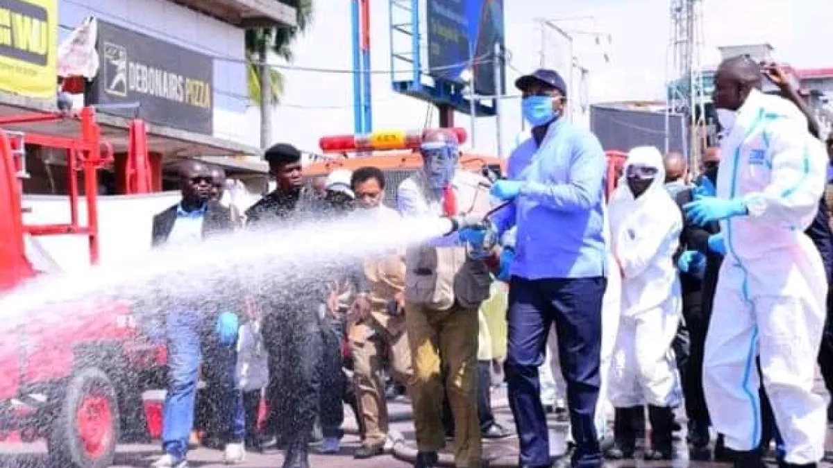 Kinshasa/Covid-19 : le gouverneur Ngobila a officiellement donné ce samedi le go de désinfection des rues de la Gombe