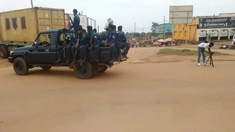 beni au moins 21 personnes interpellées et 2 armes saisies lors d'un bouclage de la PNC