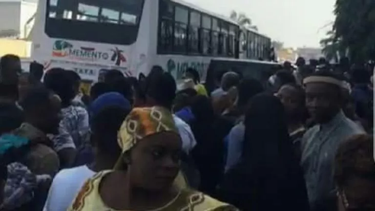 centaines de Congolais en sit-in devant l’ambassade de la RDC au Burundi