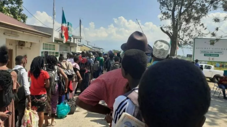 Au moins 800 personnes jadis bloquées au Burundi ont foulé le sol congolais