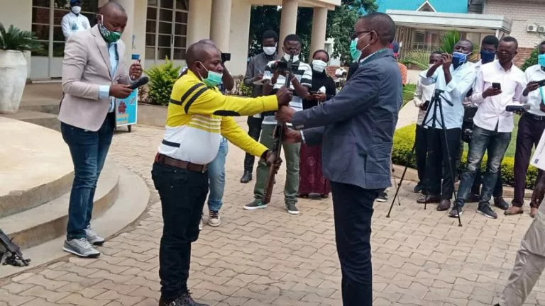 e seigneur de guerre Kahasha Maheshe et ses 120 éléments présentés au gouverneur Ngwabidje par l’armée