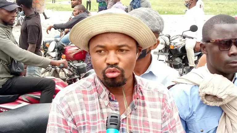 motocyclistes devant le Palais du peuple