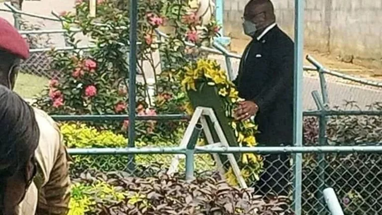 shisekedi s'incline sur la dépouille mortelle de Luzi Gizenga