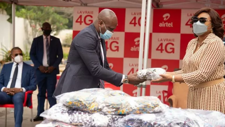 La Fondation Denise Nyakeru a remis 100.000 cache-nez lavables au ministère de l'EPST