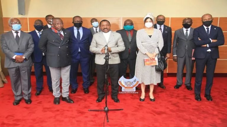 le groupe de 13 personnalités