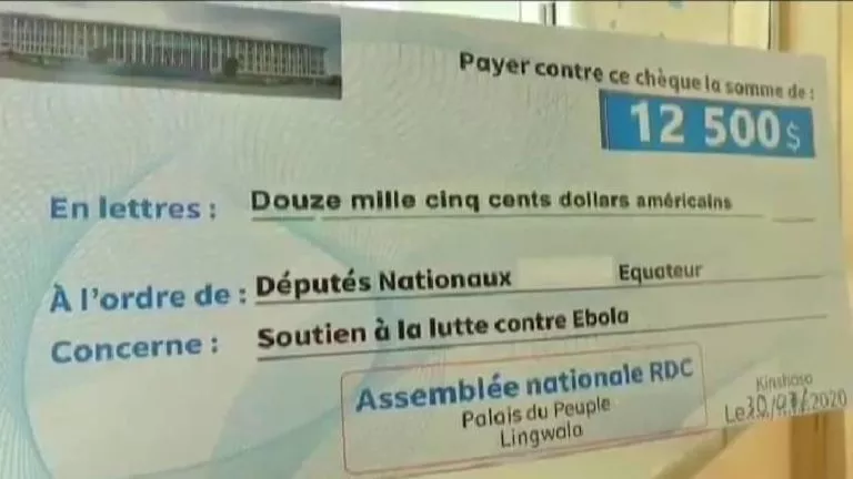 Jeannie Mabunda remet un chèque aux élus de l'Equateur