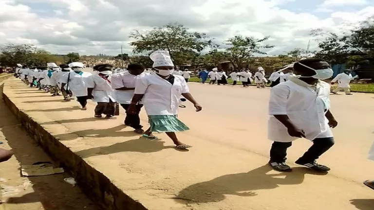 des médecins dans la rue à Oïcha