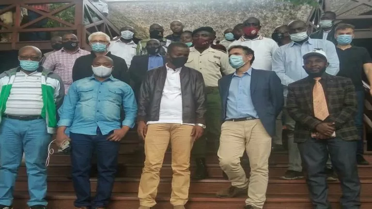 en visite au parc national des Virunga, le ministre du tourisme