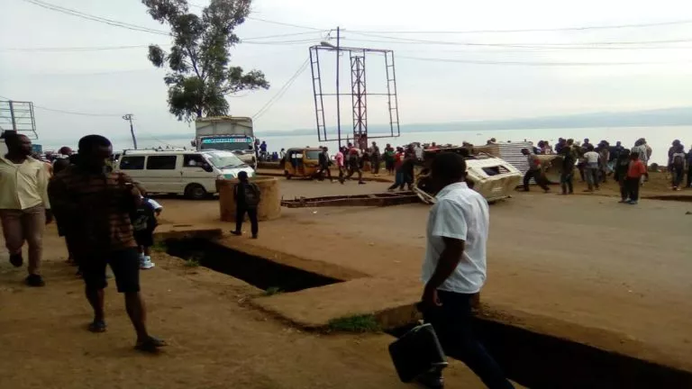 Des jeunes en colère barricadent la RN2 Bukavu
