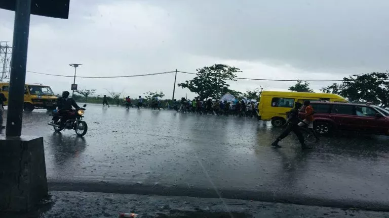 dispersés par la pluie, des militants